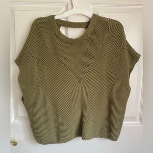 Short sleeve sweater never worn, tags removed. Express size large
